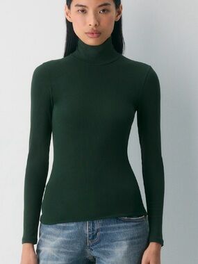 Wilfred Dark Green Ribbed “Only Turtleneck”